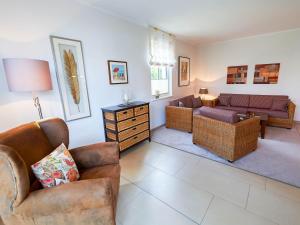 奥斯赛拜-塞林Villa Annika - Apt. 05的客厅配有两张沙发和一张沙发