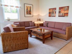 奥斯赛拜-塞林Villa Annika - Apt. 05的客厅配有两张沙发和一张咖啡桌