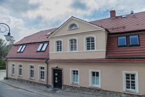GlinnoKarczma Bełty的一座大型白色房屋,设有红色屋顶
