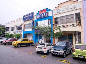 莎阿南OYO 90281 Hotel Taj seksyen 13的一群停在大楼前停车场的汽车