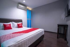 OYO 90281 Hotel Taj seksyen 13客房内的一张或多张床位