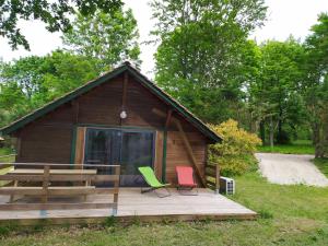阿尔邦Camping Domaine de Senaud的小木屋 - 带2把椅子和木甲板