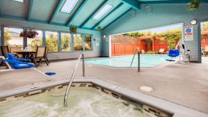 阿克塔阿克塔贝斯特韦斯特酒店酒店的游泳池,位于带游泳池的房子里
