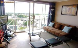 金斯敦Cozy Accommodations - Dorchester City Line的带沙发和玻璃桌的客厅