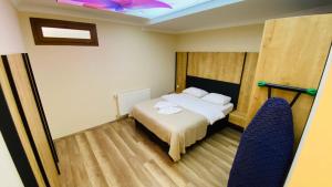 乌宗Kaya Residence的一间卧室设有一张床和天花板