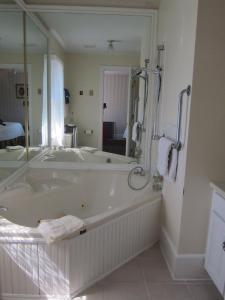 鲑鱼河乡村宾馆的一间浴室