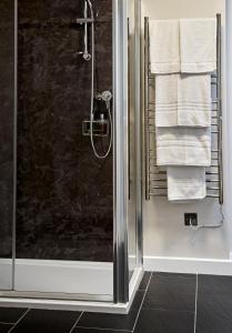 伊尔明斯特The Barrington Boar的带淋浴和白色毛巾的浴室