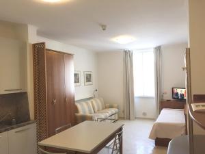 瓦拉泽Genovese Villa Elena Residence的客厅配有沙发和桌子