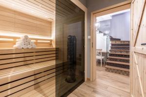 格利查尔udanypobyt House Million Dollar View的一间带木镶板和楼梯的桑拿浴室