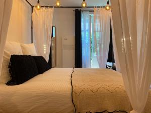 阿维尼翁My Pad Provence 7的卧室配有白色床和白色窗帘