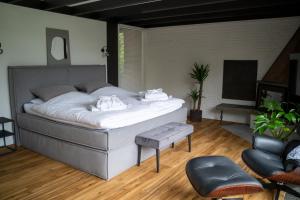 雷斯hygge Niederrhein的一间卧室配有一张带白色床单的大床