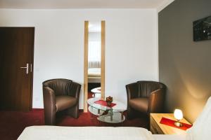德尔布吕克Schultes Landhaus的酒店客房配有2把椅子和桌子
