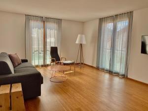 蓬特雷西纳穆勒酒店 - 山区旅舍的客厅配有沙发和桌子