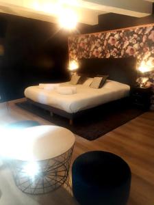 马蒂格Hotel renaissance martigues的酒店客房配有一张床铺和一张桌子。