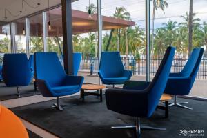 奔巴岛Pemba Express Hotel的建筑物里一排蓝色椅子