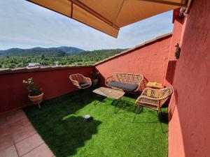 Villanueva de ViverCasas Colorín Colorado的阳台配有桌椅,享有风景。