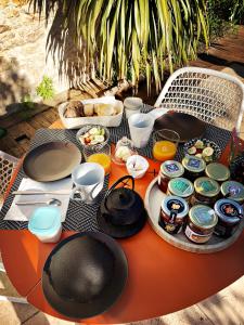 雷岛林滩Maison Face au Soleil的上面有食物和帽子的桌子