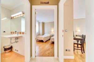 GarínoainHotel Ver Venir Habitaciones exclusivas para desconectar y relajarse的浴室和卧室,卧室内提供床铺