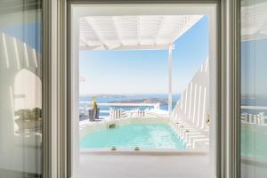 易莫洛林阿维安托套房酒店的透过窗户可欣赏到游泳池的景色