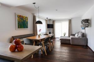 瑟弗浩斯da Peatala Apartments的客厅配有桌椅和沙发