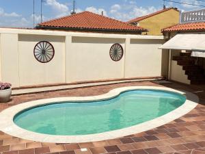 Casa Pedraza CON PISCINA PRIVADA内部或周边的泳池