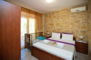 索佐波尔Villa Vergia的一间卧室设有一张床和石墙
