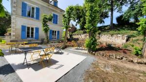 勒布朗Villa du Cerf Thibault的房子前面的一张桌子和椅子