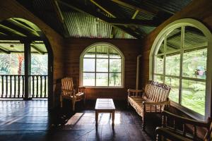 San Juan ChamelcoHotel en Finca Chijul, reserva natural privada的一间设有两把椅子和一张桌子的房间,窗户