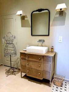 韦纳科法斯科恩酒店的浴室设有水槽和墙上的镜子