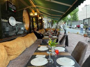 伊斯坦布尔Santa Sophia Hotel - İstanbul的街上餐馆的一排桌子