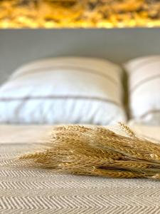 托罗埃利亚-德蒙特格里Casa Elvira的床上一叠小麦
