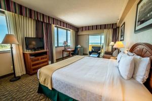 科珀斯克里斯蒂Emerald Beach Hotel Corpus Christi的酒店客房设有一张大床和一台电视。