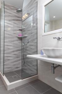 纳克索乔拉AZUR的一间带玻璃淋浴和水槽的浴室