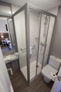 圣塞瓦斯蒂安圣马丁旅馆的带淋浴、卫生间和盥洗盆的浴室