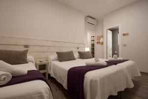 圣塞瓦斯蒂安圣马丁旅馆的一间卧室配有两张带毛巾的床