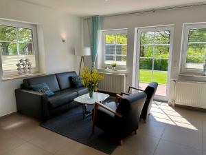 兰肯-格拉尼茨Appartementanlage Lancken-Granitz的客厅配有沙发和桌子