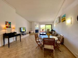阿尔曼萨Victory Village Quinta do Lago - Spacious 2 Bed / 3 Bath Apartment的客厅配有桌椅和钢琴