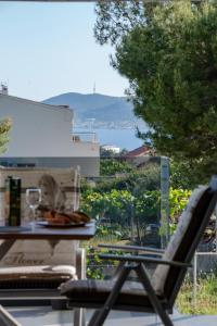 扎达尔Villa Sportiva Zadar with Private heated pool的一张桌子和椅子,上面有一盘食物