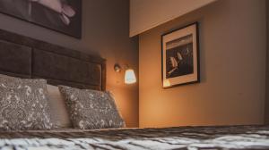 比利切Apartmani Kameno Sidro的卧室配有一张床,墙上挂着一幅画