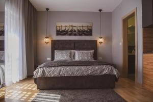 比利切Apartmani Kameno Sidro的一间卧室配有一张大床和两个枕头