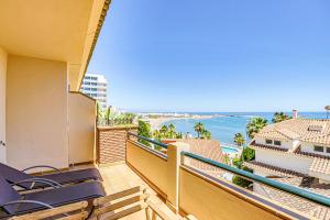 贝纳尔马德纳Excepcional Duplex al lado de la playa y con vistas al mar的阳台配有椅子,享有海景。