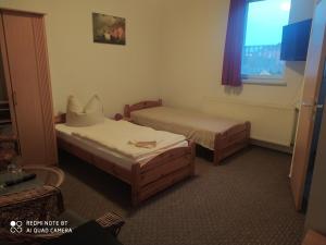 沃尔加斯特ALTE MOLKEREI Wolgast的酒店客房设有两张床和窗户。