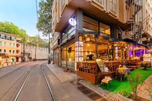 伊斯坦布尔Neda Hotel Istanbul的街道边有餐厅的房子