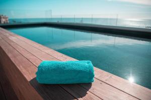 巴斯蒂亚托加港酒店的游泳池旁的绿毛巾
