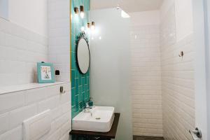 布拉索夫Old Citadel Hill Apartment的白色的浴室设有水槽和镜子