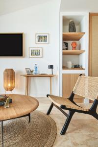 科利尤尔Les Roches Brunes的客厅配有椅子和桌子