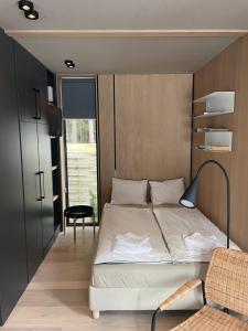托普利察Vila M15的一间卧室配有一张床和一台电视。