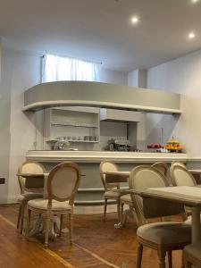 佛罗伦萨伦巴蒂酒店的带桌椅的房间和厨房