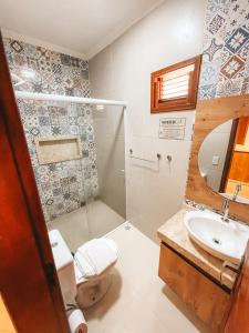 巴雷里尼亚斯Pousada Vasto Horizonte的带淋浴、卫生间和盥洗盆的浴室