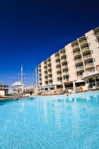 威尔伍德克拉斯特皇家港口海滨酒店的酒店前方的大型游泳池